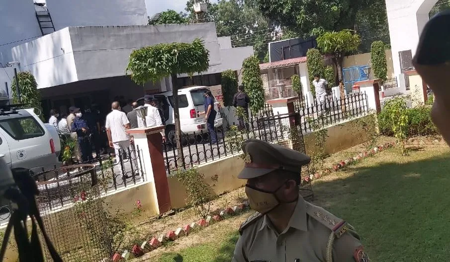 कड़े सुरक्षा घेरे में बरेली पहुंचे सीएम योगी, जनप्रतिनिधियों से जाना शहर का हाल