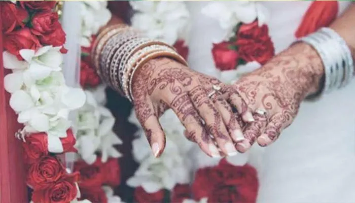 अयोध्या: प्यार में पड़ीं दो युवतियों ने मंदिर में रचाई शादी