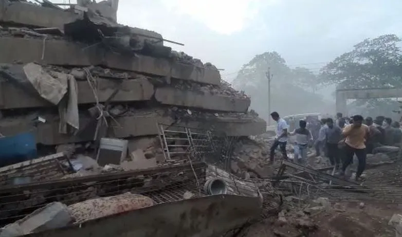 महाराष्ट्र में बिल्डिंग गिरने के बाद 15 को बचाया गया, 75 के फंसे होने की आशंका