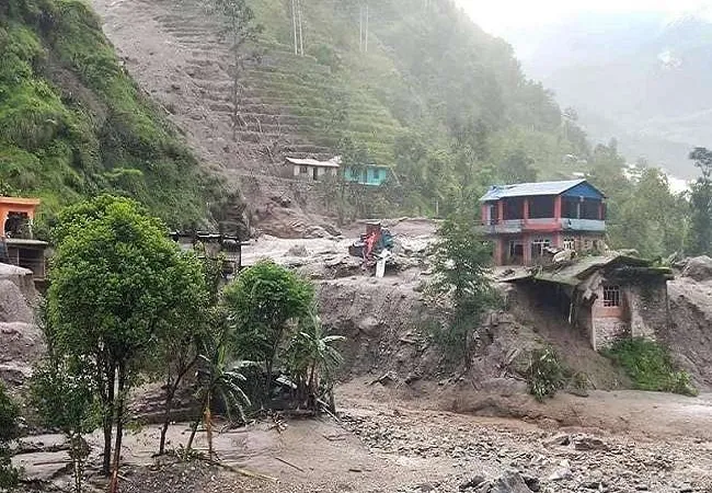 नेपाल: भूस्खलन में 37 लोग लापता, अब तक बचाई गई 10 लोगों की जान