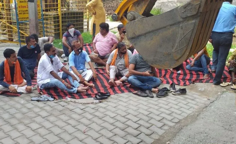 बरेली: अतिक्रमण हटाने पर हंगामा, दलित बस्ती उजाड़ने पर पार्षदों ने दिया धरना