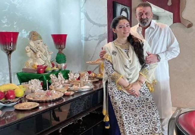 गणेश चतुर्थी पर संजय दत्त ने पत्नी संग शेयर की फोटो, लिखा- जश्न पहले जैसा नहीं…