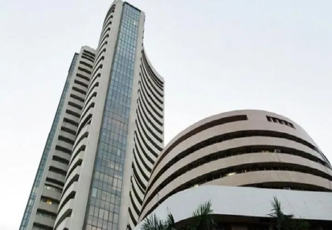मजबूत विदेशी संकेतों से घरेलू शेयर बाजार तेज, 100 अंक चढ़ा सेंसेक्स