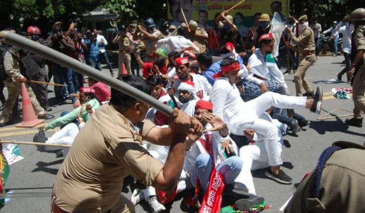 लखनऊ: नीट परीक्षाओं के खिलाफ सपा का प्रदर्शन, पुलिस ने किया लाठीचार्ज