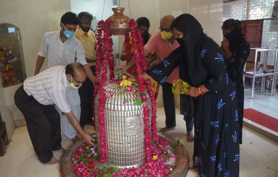 बरेली: सावन के अंतिम सोमवार को मंदिर में भक्तों की दिखी भीड़