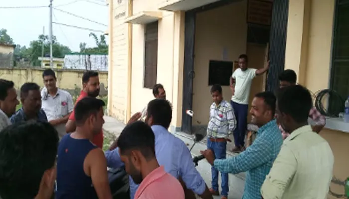 शाहजहांपुर: बिजली कटौती पर भड़का गुस्सा, विद्युत उपकेंद्र पर प्रर्दशन