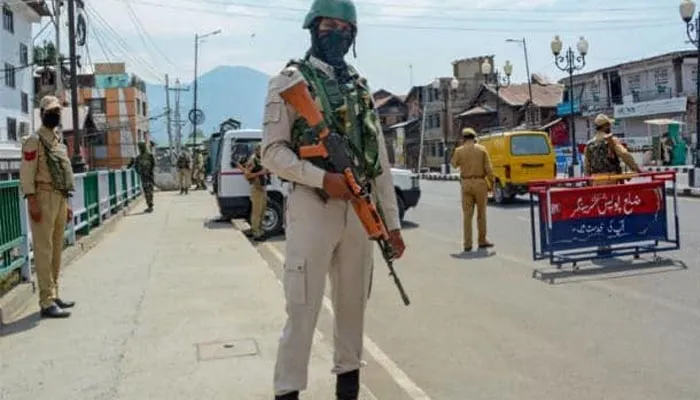 श्रीनगर में आतंकवादी हमला, दो पुलिसकर्मी शहीद, एक घायल