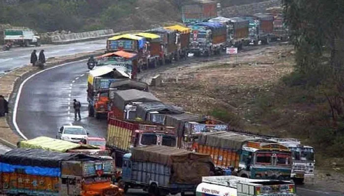 भूस्खलन के कारण श्रीनगर-जम्मू राजमार्ग बंद