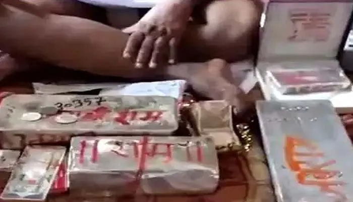 ट्रस्ट अध्यक्ष ने सोना, चांदी व नकदी किया महासचिव के हवाले