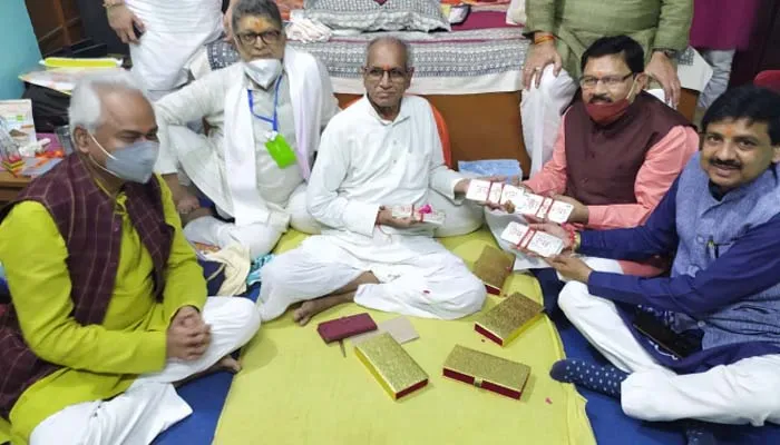 भाजपा उपाध्यक्ष ने ट्रस्ट को सौंपा 51000 ग्राम वजनी चांदी की 5 ईंट