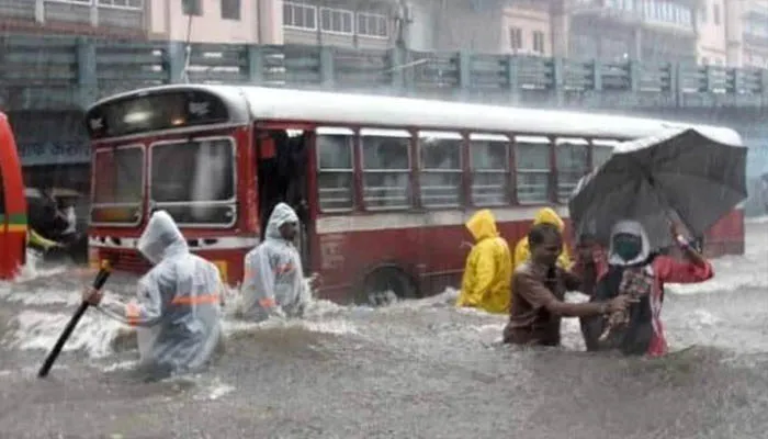 मुंबई में भारी बारिश का कहर, कई इलाकों में रेड अलर्ट