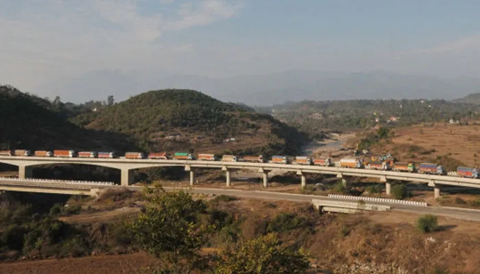 जम्मू व कश्मीर राष्ट्रीय राजमार्ग 4 दिनों बाद फिर से खुला