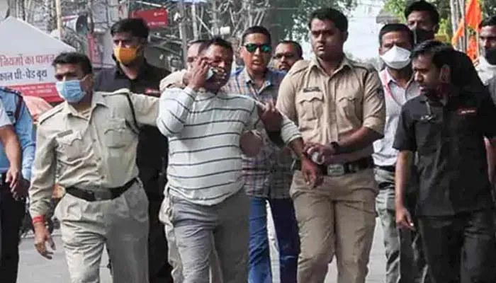 कानपुर में बिकरू हत्याकांड के 50 हजार रूपये के इनामी बदमाश ने किया आत्मसमर्पण