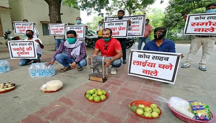 खेल प्रशिक्षकों ने पकौड़े की दुकान लगाकर की वेतन की मांग