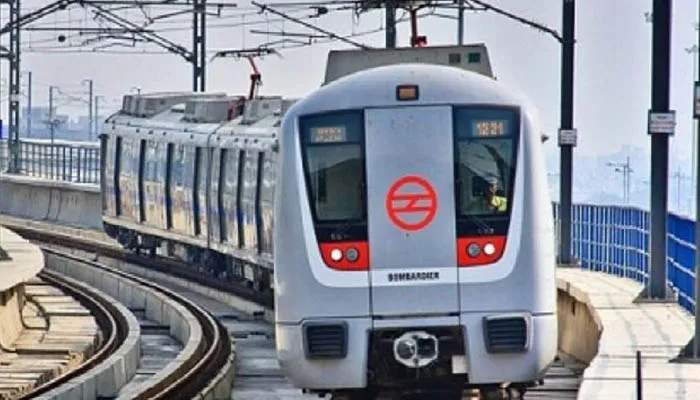 सीएम केजरीवाल के बाद अब बीजेपी ने भी उठाई दिल्ली मेट्रो चलाने की मांग