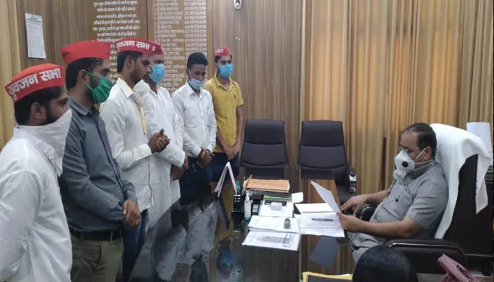 बरेली: परीक्षा शुल्क वापस करें, सप्ताह भर पहले खोलें हॉस्टल