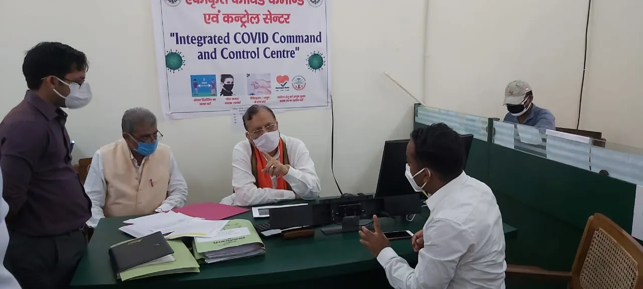 वित्तमंत्री सुरेश खन्ना पहुंचे बरेली, डीएम और सीडीओ से लिया संक्रमितों का अपडेट