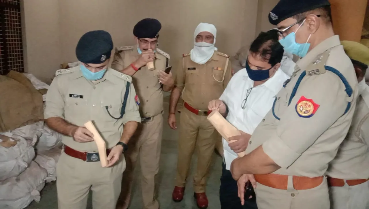 अमरोहा: दिल्ली क्राइम ब्रांच और स्थानीय पुलिस ने पकड़ी एक अरब की चंदन की लकड़ी