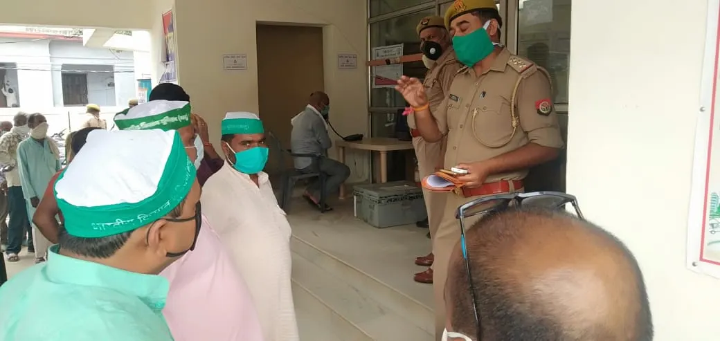 शाहजहांपुर: जब एसपी को भाकियू शिष्टमंडल से मिलने खुद कार्यालय से आना पड़ा बाहर