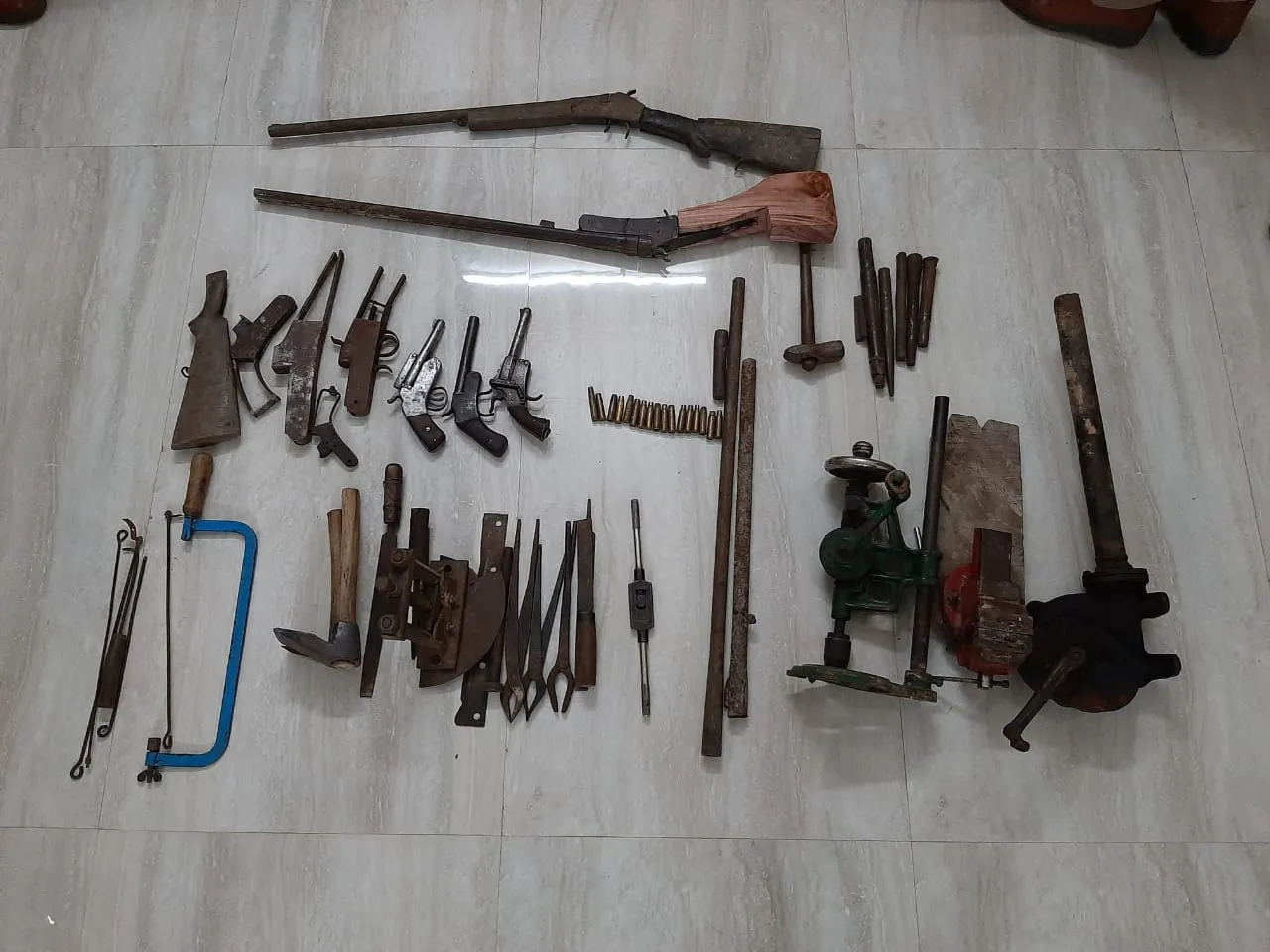 शाहजहांपुर: शस्त्र फैक्ट्री का भंडाफोड़, दो लोग गिरफ्तार