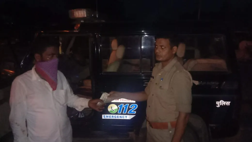 शाहजहांपुर: पुलिस ने दिखाई दरियादिली, कंडक्टर के कब्जे से रुपये लेकर मजदूरों को लौटाए