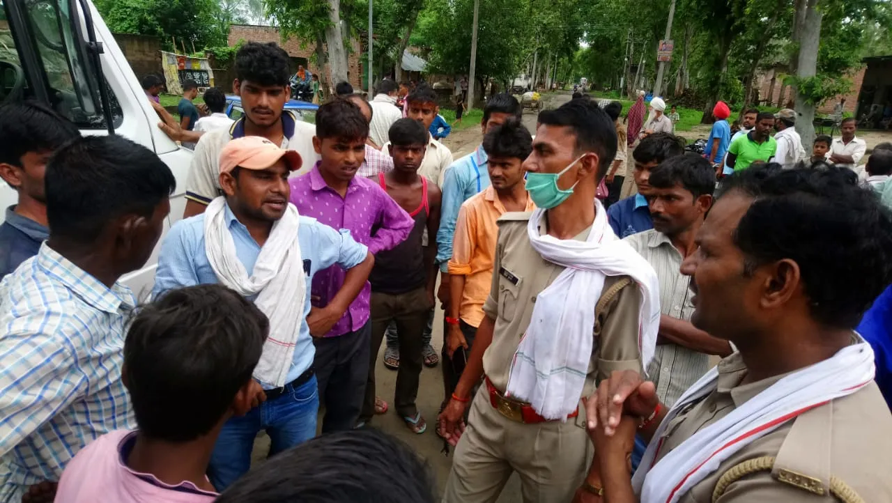 शाहजहांपुर: अर्जुनपुर गोशाला में गाय छोड़ने पर हंगामा, प्रधान से हुई नोकझोंक