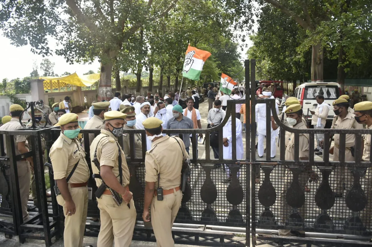 आजमगढ़ प्रधान की हत्या को लेकर राजनीति गरमाई, धरने पर बैठे कांग्रेसी