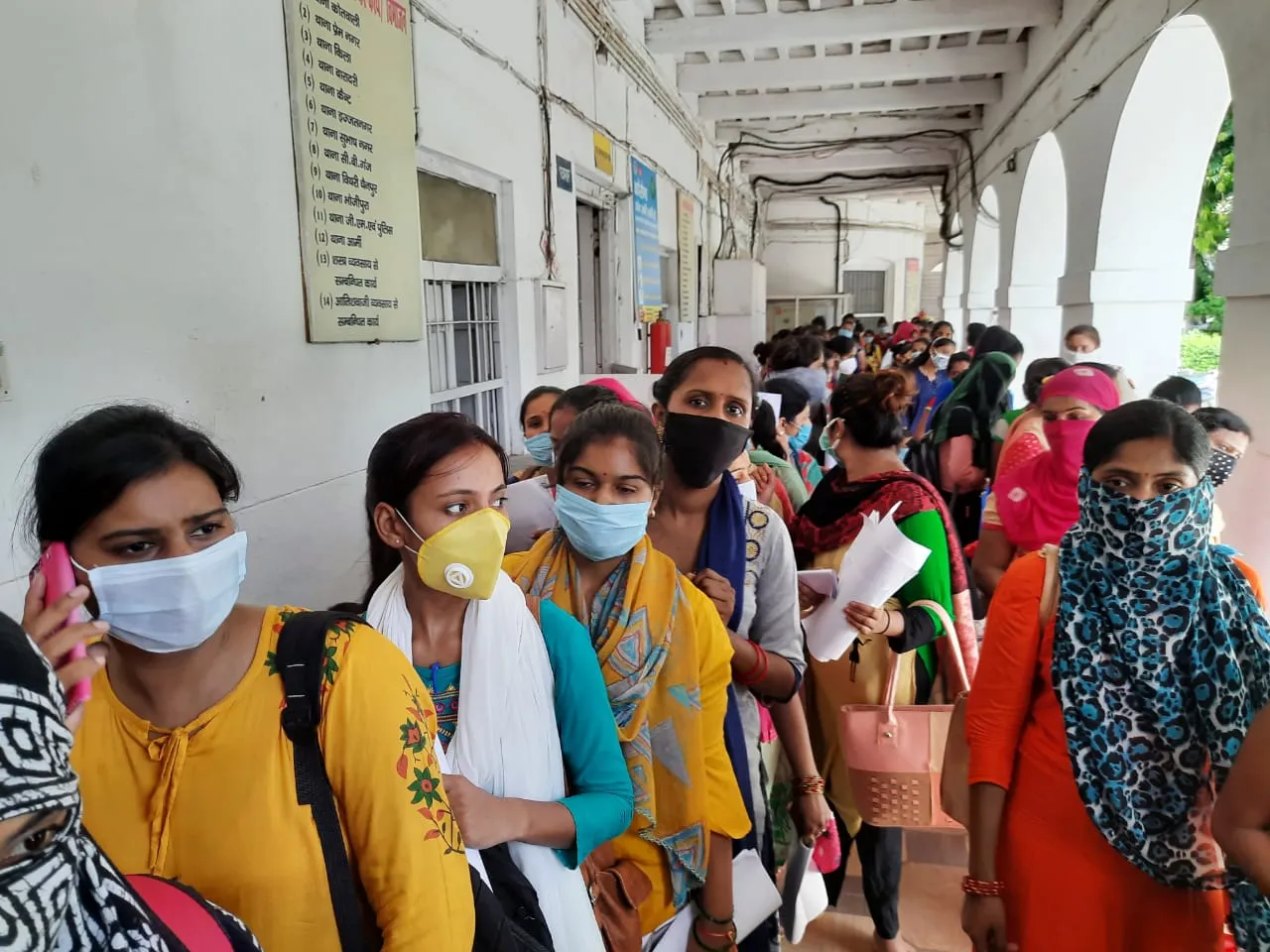 बरेली: 300 बेड अस्पताल में नौकरी पाने के लिए उमड़ी भीड़