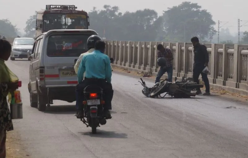 बरेली: रामगंगा पुल पर फैला ट्रांसफार्मरों का तेल, सैकड़ों दोपहिया वाहन फिसले