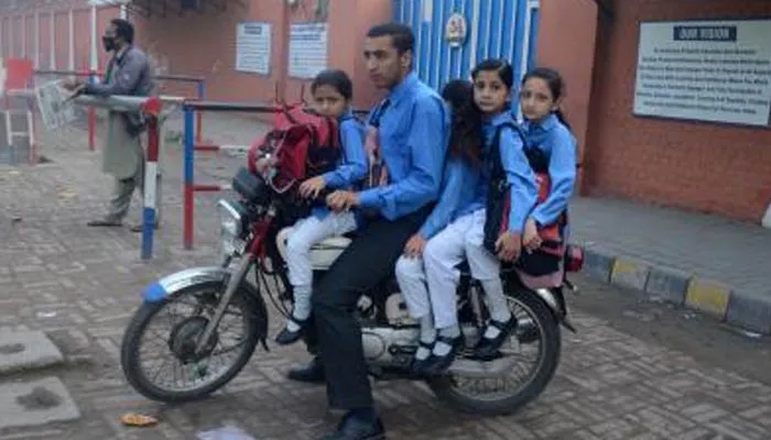 पाकिस्तान में 6 महीने बाद खुले शैक्षणिक संस्थान