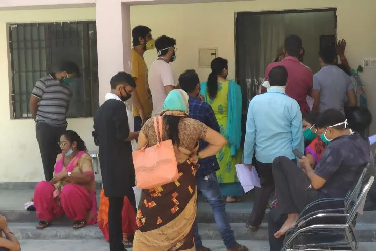 बरेली: कोरोना सैंपल लैब के बाहर जुट रही भीड़, नहीं हो रहा सामाजिक दूरी का पालन