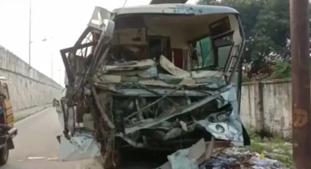 मुरादाबाद: बस ने ट्रैक्टर-ट्राली को मारी टक्कर, दो की मौत, 14 घायल