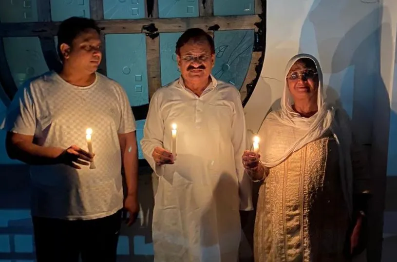 अमरोहा: बेरोजगारी पर विधायक महबूब अली ने परिवार संग मोमबत्ती जलाकर जताया विरोध