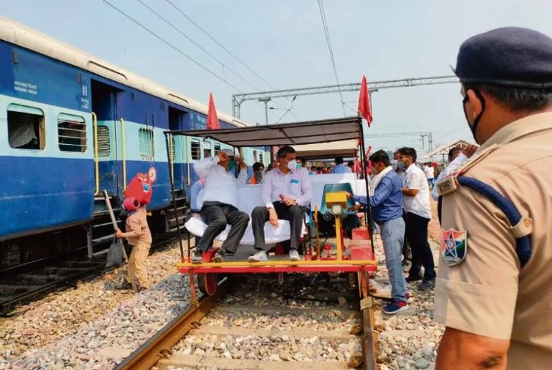 बरेली: आंवला के रेल मार्गों पर इलेक्ट्रिक ट्रेनों को हरी झंडी
