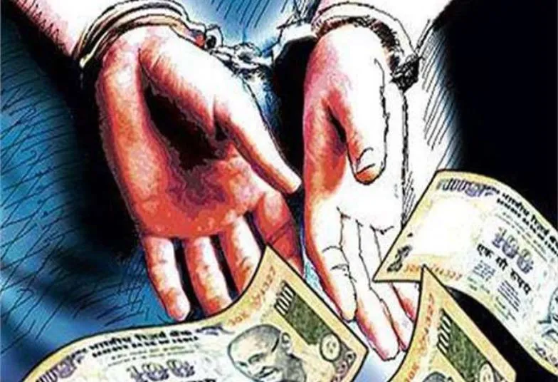 बरेली कॉलेज के पूर्व प्राचार्य और उनका निजी गार्ड रिश्वत लेते गिरफ्तार