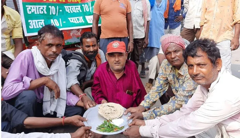 अयोध्या: महंगाई के विरोध में रोटी और नमक के साथ किया प्रदर्शन