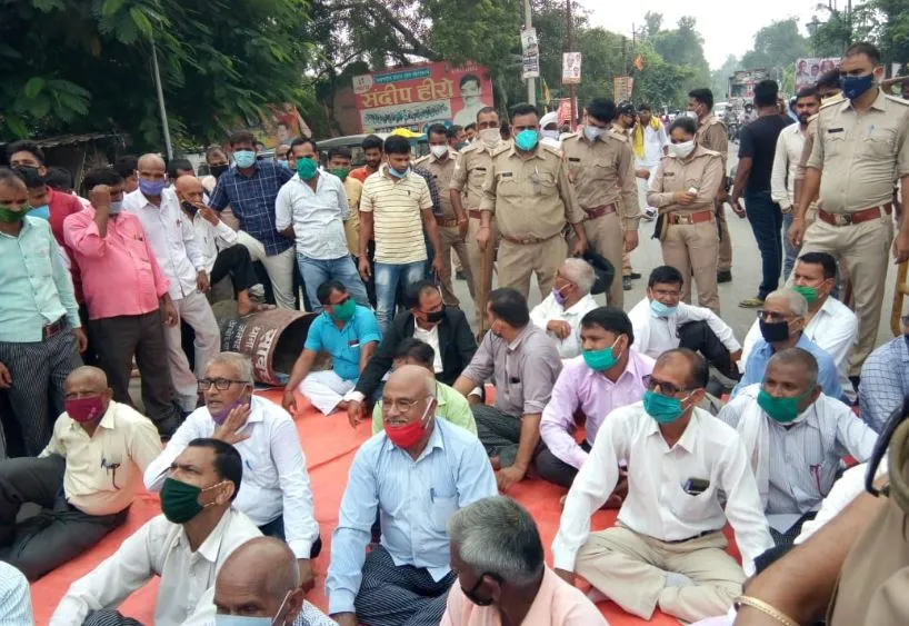अयोध्या: एसडीएम ने फरियादी को जड़ा थप्पड़, नाराज वकीलों ने किया रोड जाम