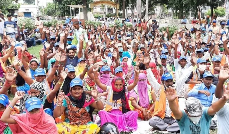 अयोध्या: अपनी मांगों को लेकर धरने पर बैठे सफाईकर्मी, आश्वासन पर माने