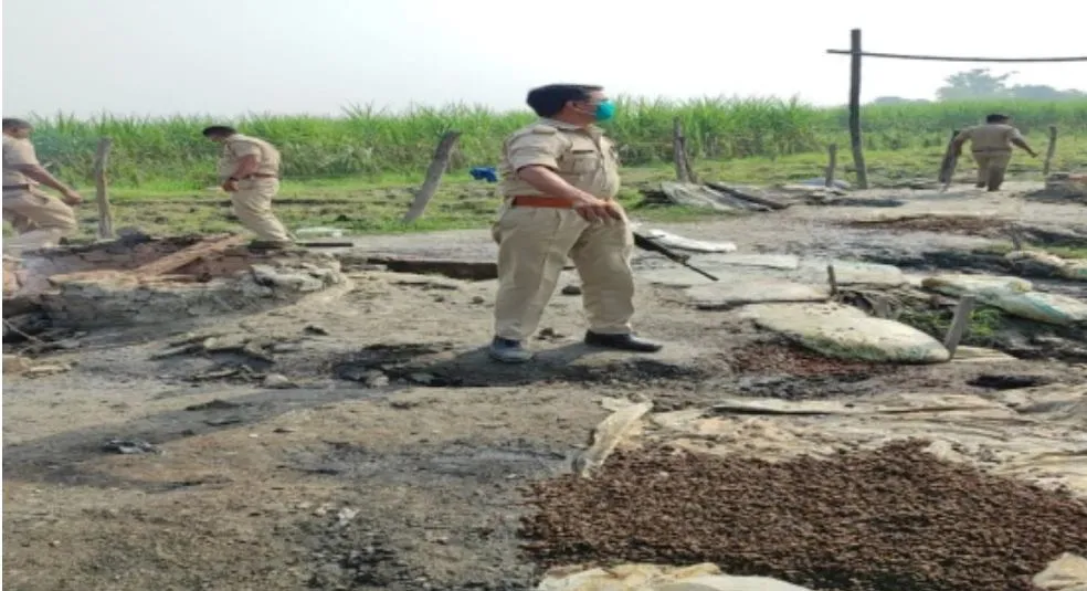 अयोध्या: अवैध कच्ची शराब के खिलाफ पुलिस का अभियान, भागे कारोबारी