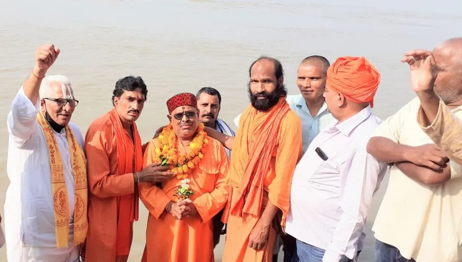 अयोध्या: हिंदू महासभा ने बाबरी विध्वंस के आरोपी संतोष दुबे का किया स्वागत