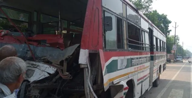 अयोध्या: बस और ट्रक की भीषण टक्कर में एक की मौत, 10 घायल