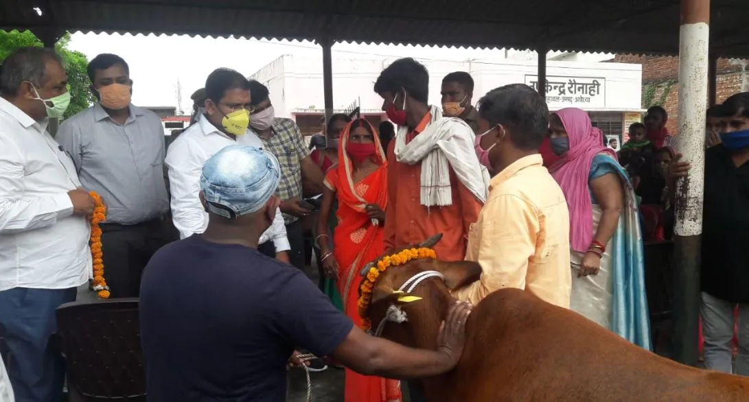 अयोध्या: कुपोषित बच्चों के माता-पिता को शासन से मिलीं गाय