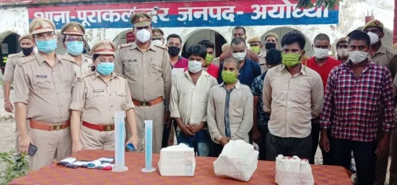 अयोध्या: अवैध फैक्ट्री में बन रही थी कई ब्रांड की अंग्रेजी शराब, 10 गिरफ्तार