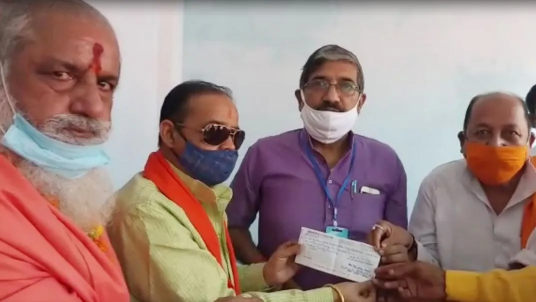 अयोध्या: विश्व हिंदू महासंघ ने मंदिर निर्माण के लिए सौंपा दो लाख 22 हजार का चेक