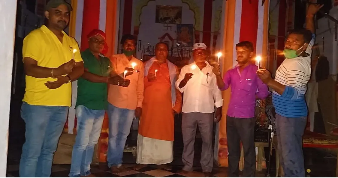 अयोध्या: मोमबत्ती जलाकर सपाईयों ने किया विरोध प्रदर्शन