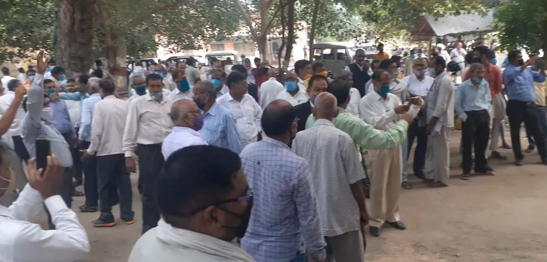 अयोध्या: लेखपालों ने फरियादी भाजपा नेता को पीटा