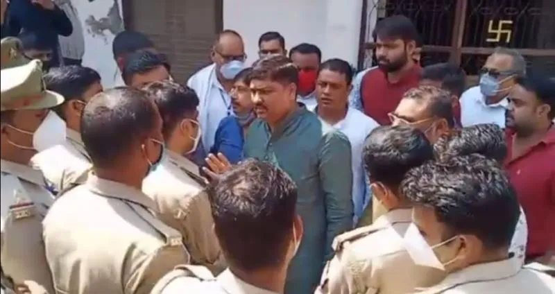अयोध्या: किसानों से मिलने जा रहे सपा नेता तेज नारायण नजरबंद
