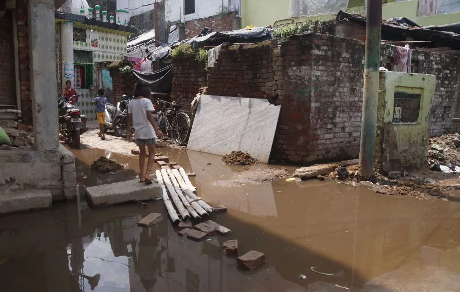 बरेली: स्मार्ट सिटी में शामिल होने के बाद भी आजम नगर में सुविधाएं नहीं