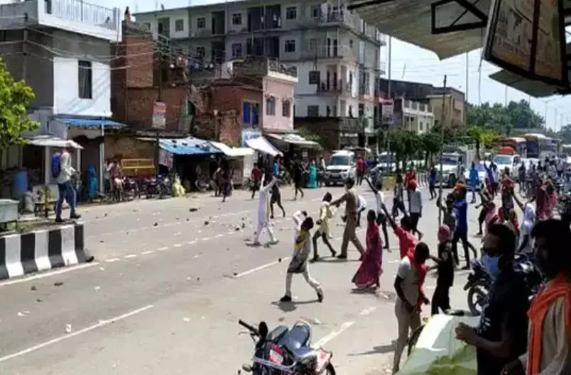 बलिया: युवक की पिटाई से भड़का गुस्सा, पथराव में एएसपी समेत नौ पुलिसकर्मी घायल