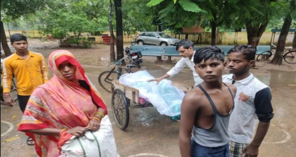 अस्पताल में नहीं मिली एंबुलेंस, ठेली पर ले गया पत्नी का शव